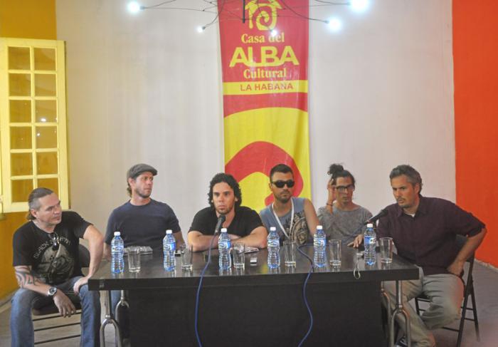 Conferencia de prensa sobre el Festival Patria Grande. De izq a der, Dionisio Arce, vocalista del grupo Zeus; Harold Hopskin, bajista de Puya; Michel Hernández, periodista del Periódico Granma; Donovan Camacho, vocalista de la Milixia; Andrew Solo, vocalista de Ra, La culebra; Sebastian Heredia, promotor argentino de Rock.
