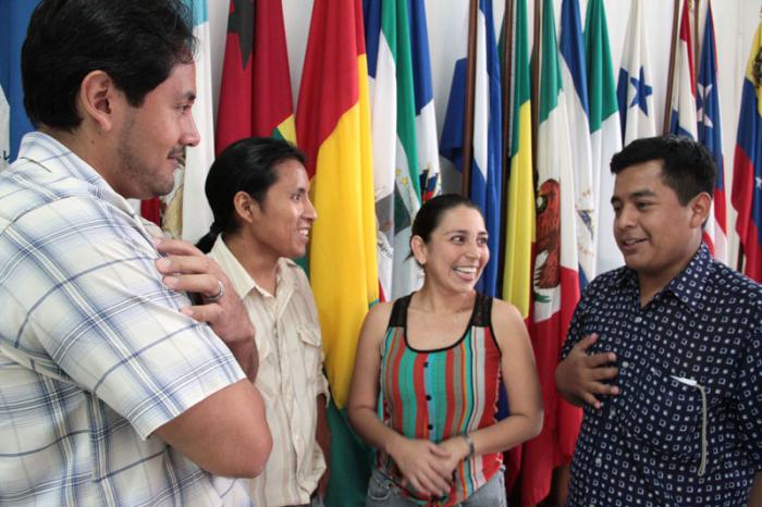 Reportaje por el 15 aniversario de la Escuela Latinoamerica de Medicina. Estudiantes egresados, de izquierda a derecha, Dr. Edwin Rubén Pilolumbo, de Bolivia;  Dr. Yamil Silvano Calle, Bolivia; Dra. Caroll Yadira Alvarado, Honduras; Dr José José Corini Mamani, Bolivia vicepresidente de la Asociación de Graduados de Cuba.