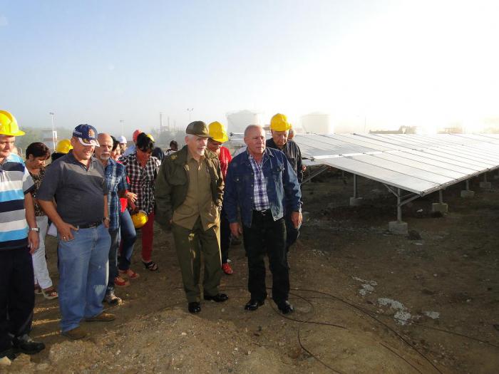 Ramiro Valdés en parque fotovoltaico de Cienfuegos