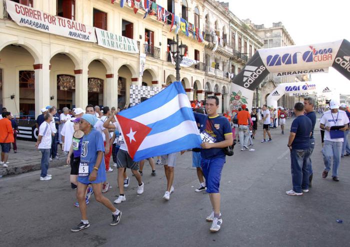 Maraton Marababna 2014 ,corredores con la bandera cubana