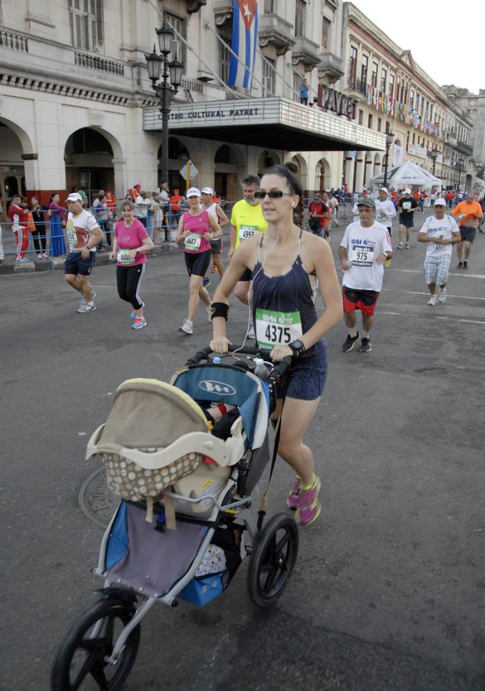 Maraton Marababna 2014 ,corredora con su hijo en un coche
