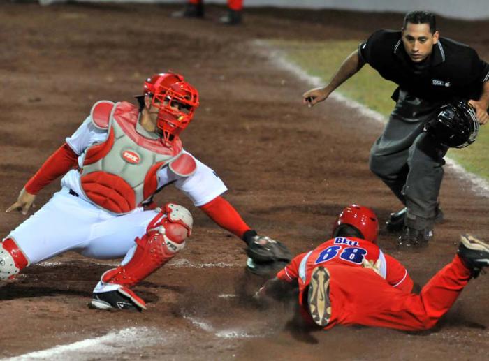 Jugada en home de Alexei Bell, Beisbol de los JCC en Veracrúz 2014, Cuba vs Mexico