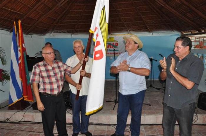 Abanderan a fuerzas de corte manual