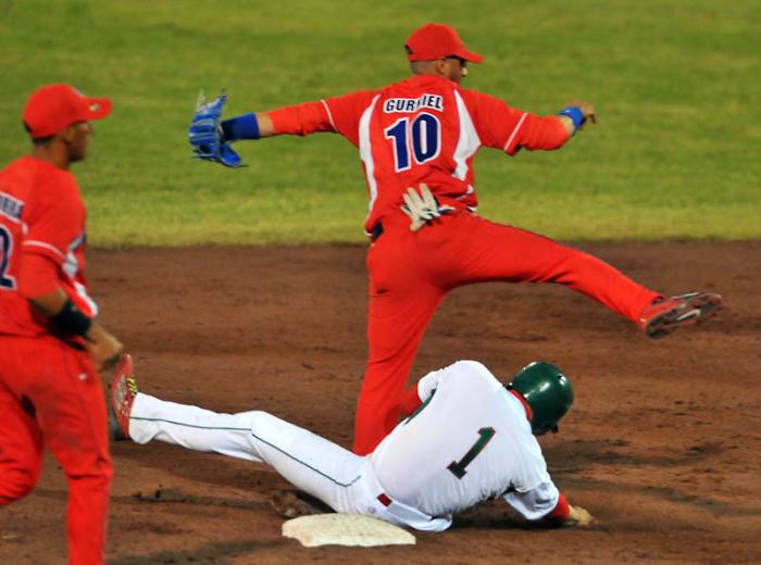 juego de beisbol entre cuba y mexico jugada en 2da base  yuliesky Gurriel
