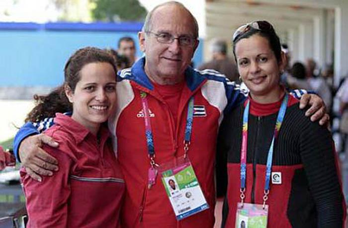 La cubana Dianelys Perez, (I) medalla de Oro, en Fusil 3 x 20 a 50 m, su estrenador Juan Ignacio Cruz, al centro, y Eglys de la Cruz, medalla de Plata.