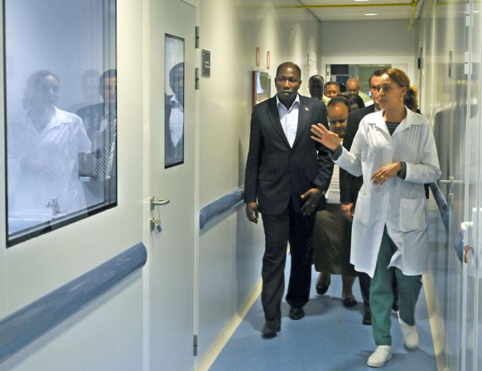 El Primer Ministro de la Repùblica de Guinea Bissau Sr Domingos Simoes Pereira es recibido en el CECMED Centro para el control de medicamentos por su director el Dr Rafael B, Pèrez Criistià y realizan un recorrido por los laboratorios del centro
