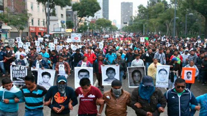 Manifestación en protesta por la violencia y la situación de los estudiantes de Ayotzinapa desaparecidos