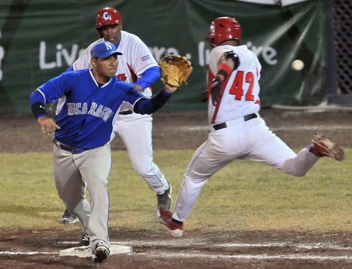 juego de beisbol entre cuba y Nicaragua Final oro para cuba q gana 9 x 3 lanzador gandor Freddy Asiel Alvarez