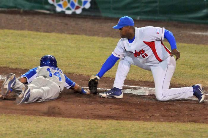 juego de beisbol entre cuba y Nicaragua Final oro para cuba q gana 9 x 3 lanzador gandor Freddy Asiel Alvarez