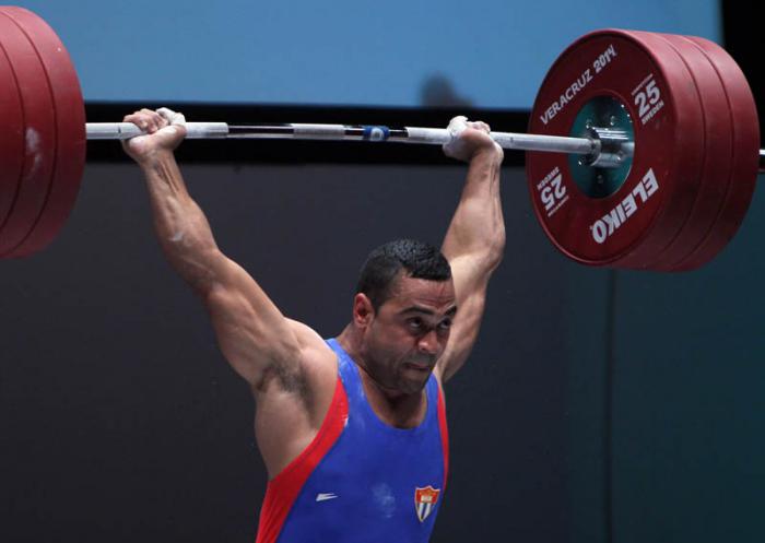 Ivan Cambar implanto nuevo record Centroamericano en la especialidad de envion de los 77 kg de las Pesas. Foto: Ismael Francisco/Cubadebate.