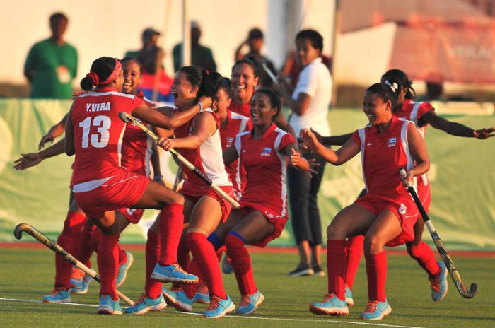 JOCKEY JCC ORO FEMENINO CUBA VS DOMINICANA Yuraima Vera anota el gol del gane
