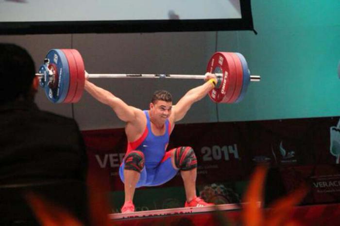 Javier Vanega (división de 94 kg) firmó el oro en el arranque, su mejor movimiento, con 163 kg. 