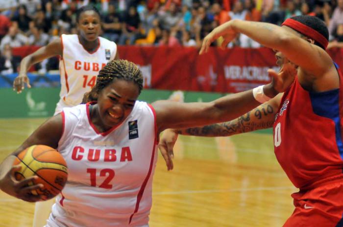 Juego final de baloncesto de los JCC F entre cuba y PR  Clenia Noblet