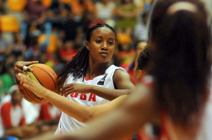 Juego final de baloncesto de los JCC F entre cuba y PR   Yamara Amargo