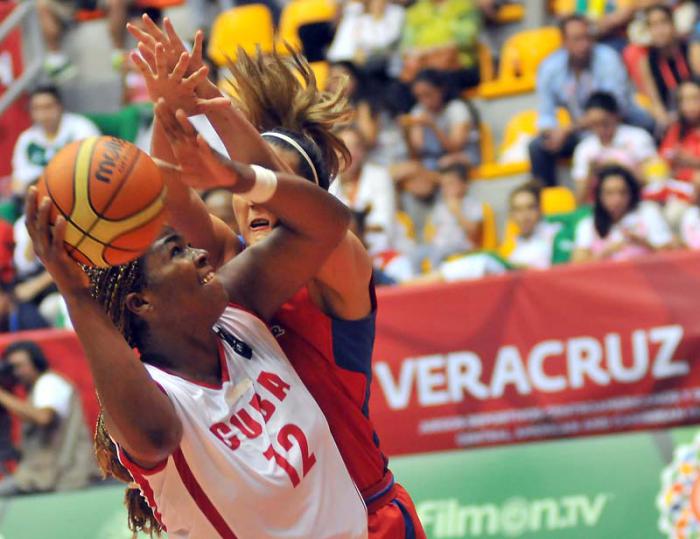 Juego final de baloncesto de los JCC F entre cuba y PR Clenia Noblet