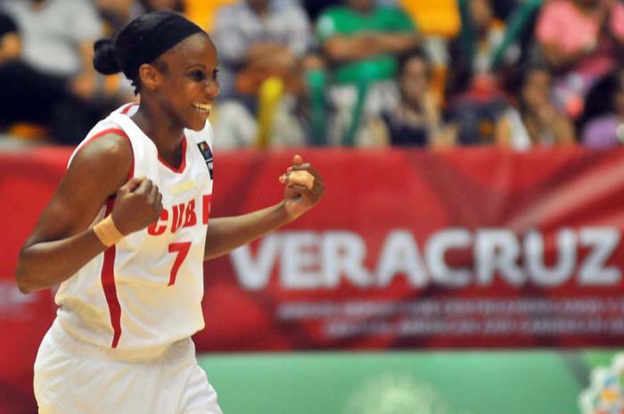Juego final de baloncesto de los JCC F entre cuba y PR Oyanaisy Gelis
