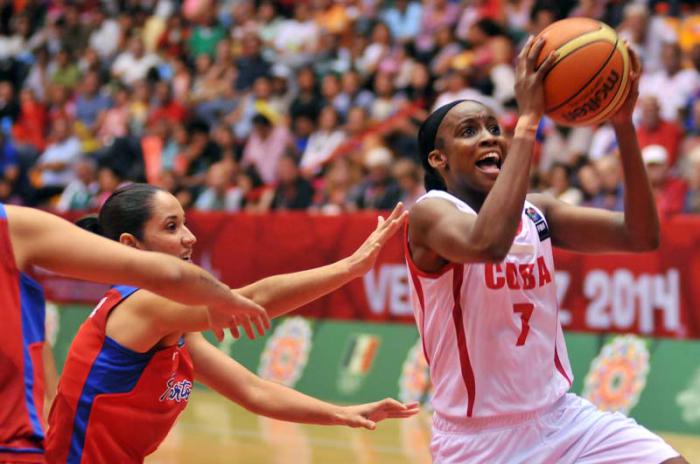 Juego final de baloncesto de los JCC F entre cuba y PR  Oyanaisy Gelis