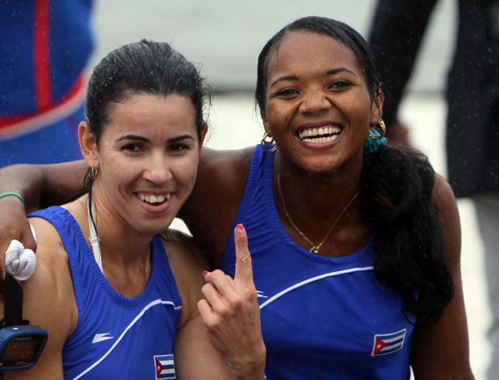 Yariulvis Cobas y Aimee Hernandez Oro en Doble Par Remos Cortos. Foto: Ismael Francisco/Cubadebate.