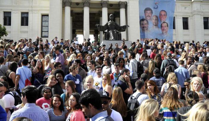 Llegada a La Habana del Crucero Explores quien trae alrededor de 600 estudiantes norteamericanos en su plan de estudio y visitas  Semestre en el Mar. Americanos y cubanos juntos en la escalinata.