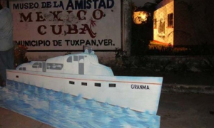 Una réplica del yate Granma se encuentra entre las muestras del museo.