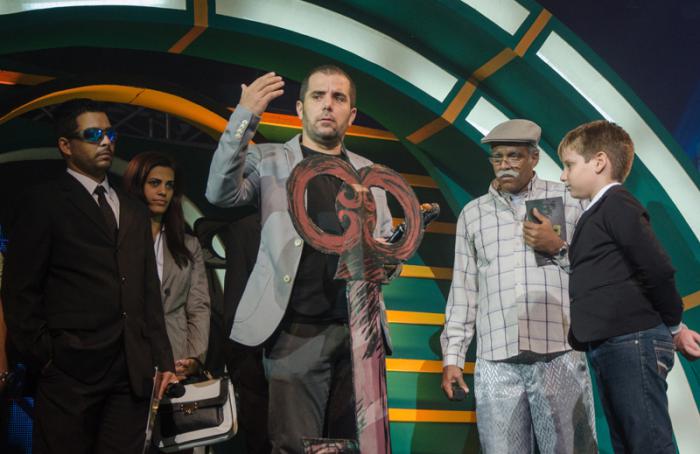 El realizador Ian Padrón (al micrófono), interviene al ganar el Gran Premio Lucas, con el video Se Vota a Matar, del Duo Buena Fé, en la Gala de Premios Lucas 2014.