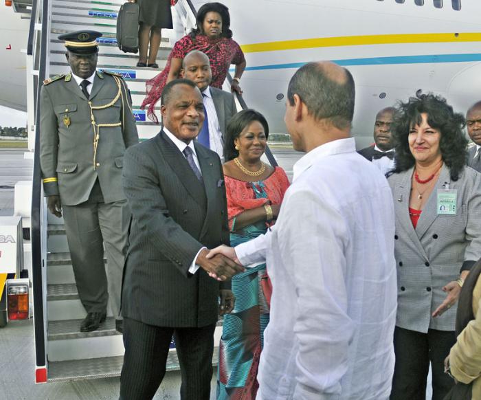 El Presidente del Congo Exmo Sr Denis Sassou Nguesso es recibido en la loza del aeropuerto internacional  Josè Martì por el Viceministro del MINREX Rogelio Sierra 