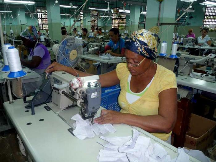 Guantes de protección-Entre los destinos fundamentales de la producción están el MINCIN, el MICONS y la Agricultura.