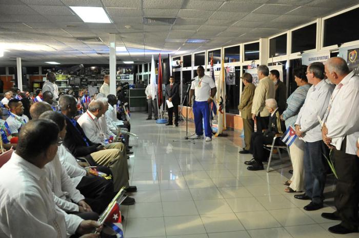 Raúl recibe al ultimo grupo de atletas participantes en JCC veracruz 2014.
