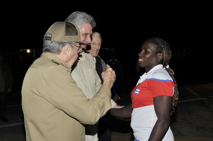 Raúl recibe al ultimo grupo de atletas participantes en JCC veracruz 2014.
