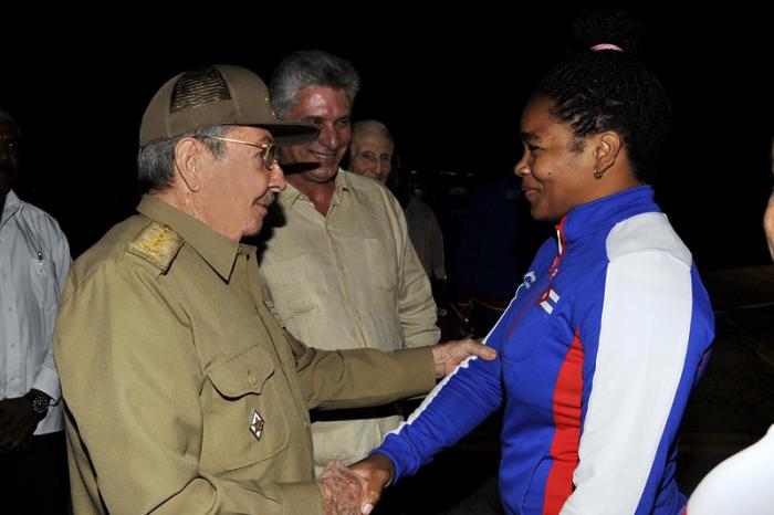 Raúl recibe al ultimo grupo de atletas participantes en JCC veracruz 2014.
