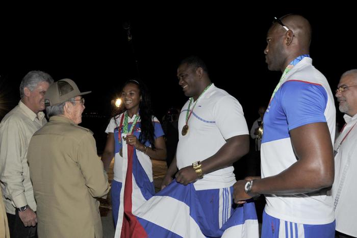 Raúl recibe al ultimo grupo de atletas participantes en JCC veracruz 2014.