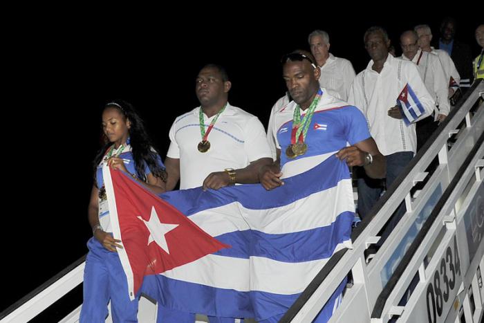 Raúl recibe al ultimo grupo de atletas participantes en JCC veracruz 2014.