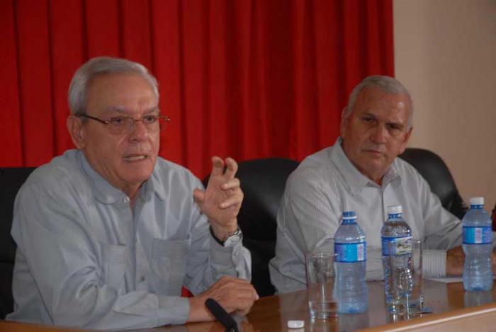 Eusebio Leal durante su conferencia efectuada en la sede del Gobierno Provincial de Cienfuegos. A su lado, Irán Millán Cuétara, director de la Oficina del Conservador en la Perla del Sur. 