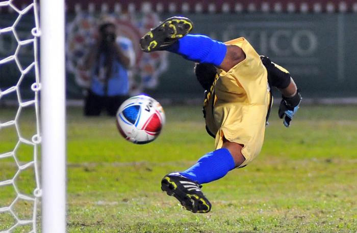 XXII Juegos Centroamericano y del Caribe-El portero cubano Sandy Sánchez en la tanda de penales de las semifinales del Futbol JCC. Cuba pierde 7 x 6 contra México. 