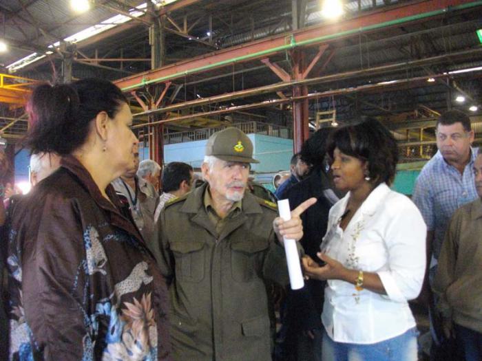 El comandante ramiro Valdés, vicepresidente de los consejos de Estado y de Ministros visitó la Empresa Industrial Ferroviaria José Valdés Reyes