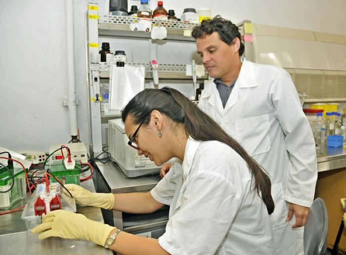 Entrevista al Dr Joel de Leòn Delgado Jefe de proyectos  del Centro de Inmunologìa molecular con motivo del aniversario XX del centro