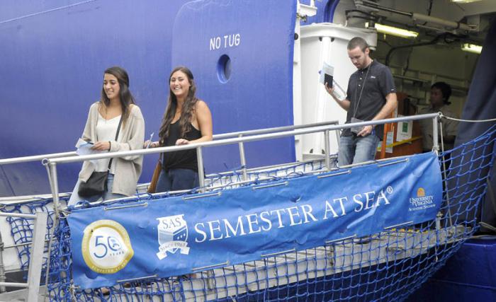 Llegada a La Habana del Crucero Explores quien trae alrededor de 600 estudiantes norteamericanos en su plan de estudio y visitas  Semestre en el Mar.