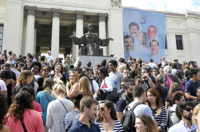 Llegada a La Habana del Crucero Explores quien trae alrededor de 600 estudiantes norteamericanos en su plan de estudio y visitas  Semestre en el Mar.
Americanos y cubanos juntos en la escalinata universitaria.