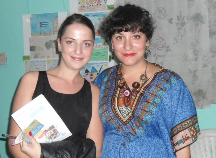 Leila Dervisevic y Francesca Maviglia, dos de las estudiantes que conocieron de los derechos de la infancia en Cuba en su visita a la Casa del Niño y la Niña de la barriada de Cayo Hueso en La Habana. 