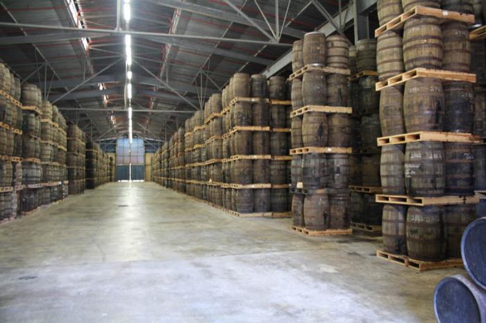 Una de las cualidades del ron Havana Club es su proceso de añejamiento natural en barriles de madera preciosa.