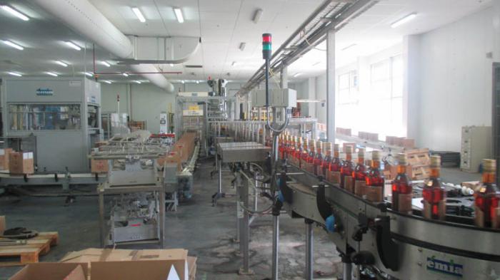La fábrica tiene una línea productiva con maquinarias de tecnología alemana, Italiana y francesa y produce 12 000 unidades por hora.