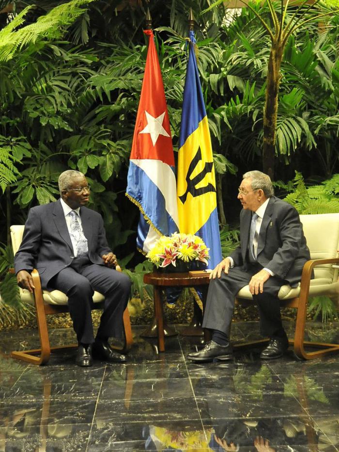 El Presidente de los Consejos de Estado y de Ministros General de Ejército Raúl Castro Ruz, recibió al Muy Honorable Freundel Stuart, Primer Ministro de Barbados, el domingo 7 de diciembre de 2014