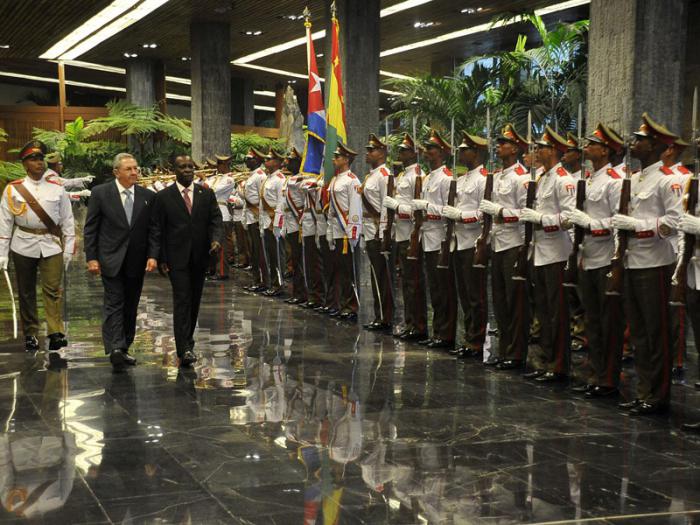 El Presidente de los Consejos de Estado y de MInistros General de Ejército Raúl Castro Ruz, recibió al Muy Honorable Doctor Keith Mitchell, Primer Ministro de Granada, el 7 de diciembre de 2014