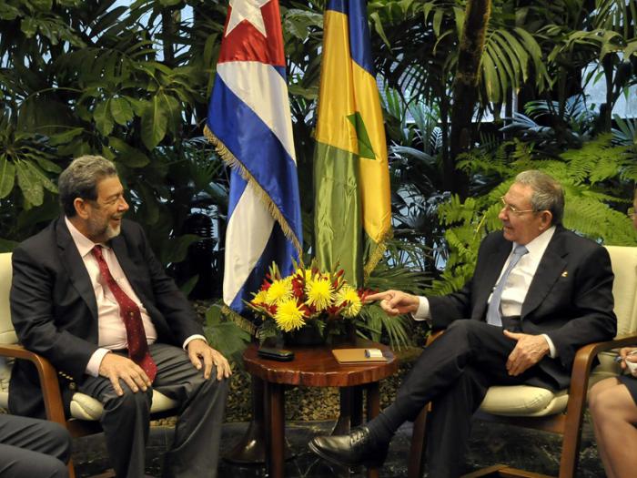 El presidente cubano Raúl Castro con el Primer Ministro de San Vicente y las Granadinas.