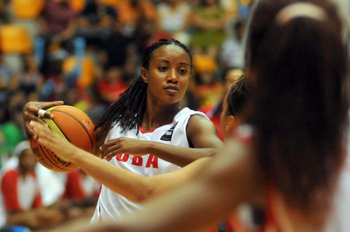 Juego final de baloncesto de los JCC F entre cuba y PR   Yamara Amargo