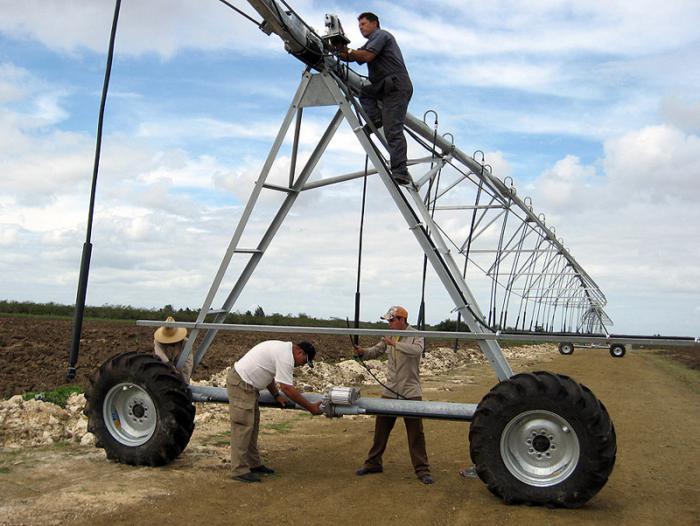 Máquinas de riego compradas a partir de proyecto de desarrollo local en Manatí