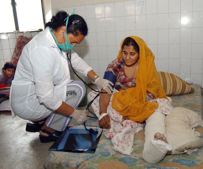 Médicos cubanos trabajando en el Cantonment General Hospital, ubicado en la periferia de Islamabad, Pakistán, como parte de la ayuda a los afectados por el terremoto.  
