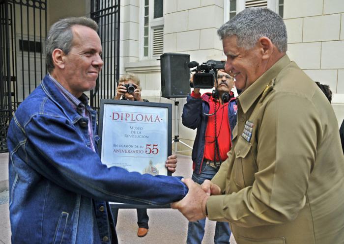 Acto Polìtico Cultural por 55 Aniversario del Museo de La Revoluciòn, el  General de Divisiòn Josè Carrillo Gòmez recibe diploma para entregar al General de Ejèrcito Raul Castro Ruz por el Director del Museo Josè Andrès Pèrez Quintana