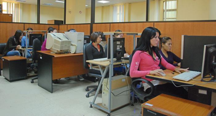 Rutinas de trabajo de la Empresa Nacional de Software, Desoft S.A., del Ministerio de la Informática y las Comunicaciones. Lugar: Empresa Nacional de Software, Desoft S.A.