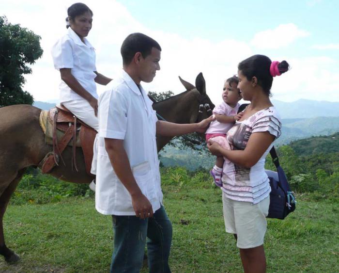 El médico bayamés Leandro Fidel Escalante y la enfermera Rosabel Almeida, en sus relaciones con pacientes en Las Yagüitas, intrincado paraje de la Sierra Maestra.